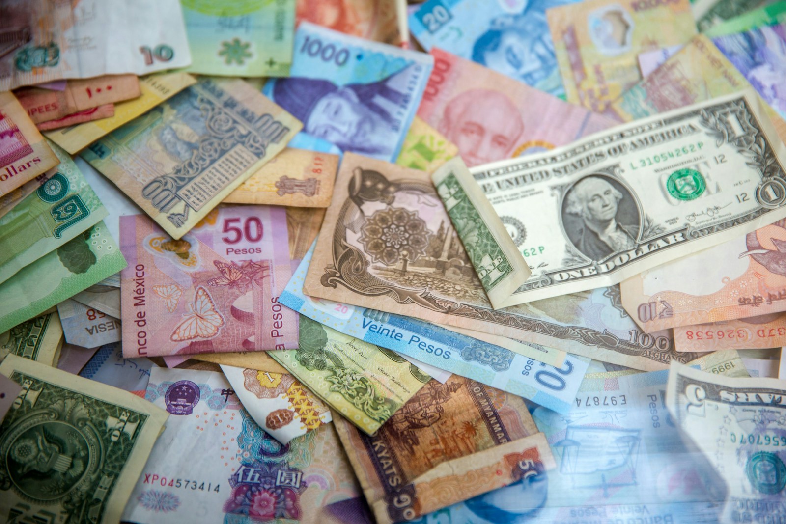 International banknotes — money in motion